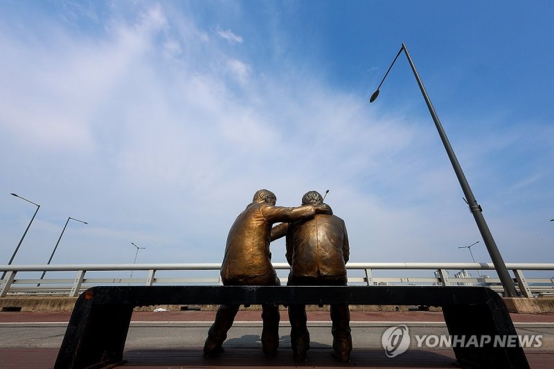 서울 마포대교에 설치된 '한 번만 더' 동상 모습 (출처=연합뉴스)