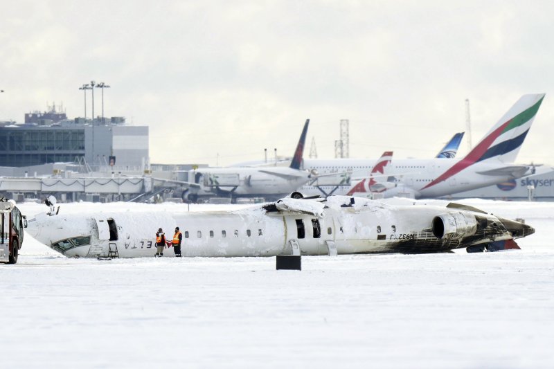 [토론토=AP/뉴시스] 18일(현지 시간) 캐나다 토론토 피어슨 공항 활주로에 전복 사고 델타항공 소속 항공기가 뒤집힌 채 놓여 있다. 17일 발생한 여객기 전복 사고에도 탑승객 80명 전원이 생존한 것은 철저한 안전설계와 구조대·승무원들의 신속한 대응 덕분인 것으로 알려졌다. 2025.02.26.
