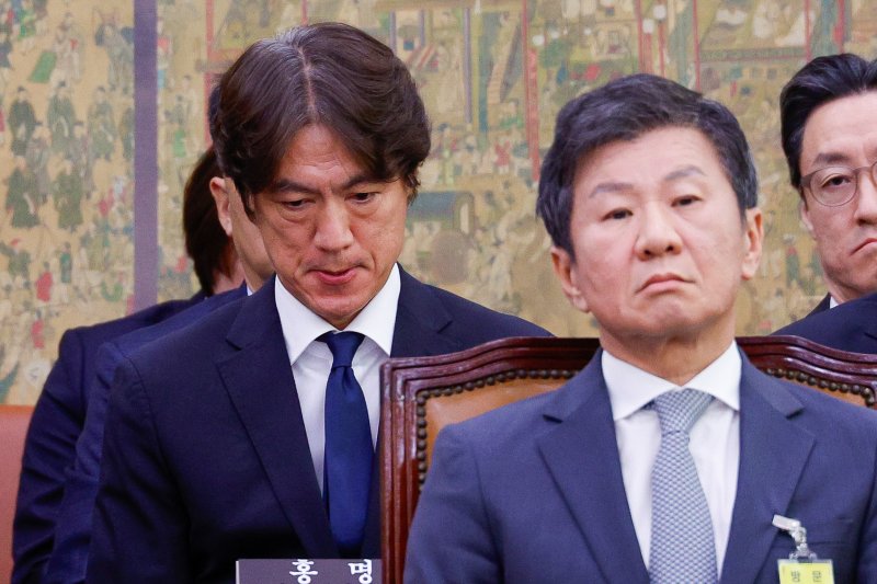 홍명보 남자 축구대표팀 감독(왼쪽)과 정몽규 대한축구협회장이 24일 오전 서울 여의도 국회 문화체육관광위원회에서 열린 대한축구협회 등에 대한 현안질의에 출석하고 있다. 2024.9.24/뉴스1 ⓒ News1 안은나 기자