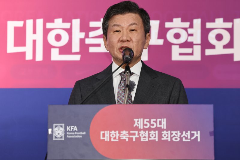 정몽규 신임 회장이 26일 오후 서울 종로구 축구회관에서 열린 제55대 축구협회장 선거에서 당선 후 소감을 밝히고 있다. 2025.2.26/뉴스1 ⓒ News1 김도우 기자