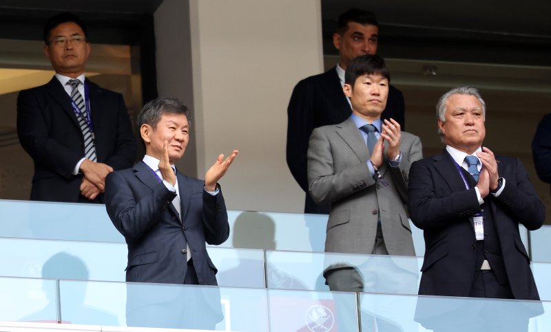 지난해 아시아축구연맹(AFC) 카타르 아시안컵 8강전 이란과 일본 경기를 관전 중인 정몽규 회장과 박지성. /뉴스1 ⓒ News1 김성진 기자