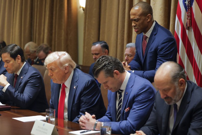 미국의 도널드 트럼프 대통령(왼쪽 두번째)이 26일(현지시간) 미국 워싱턴DC 백악관에서 취임 이후 처음 열린 각료회의에서 장관들과 함께 기도하고 있다.AP뉴시스