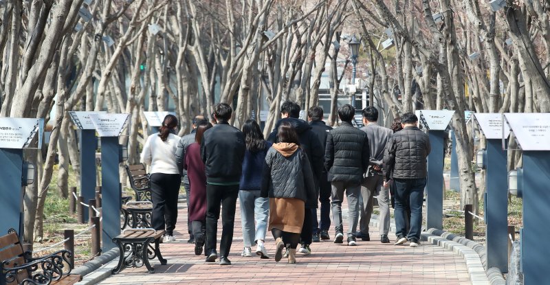 포근한 봄 날씨를 보인 26일 대구 중구 국채보상운동기념공원에서 점심시간 직장인들이 가벼워진 옷차림으로 산책하고 있다. 2025.2.26/뉴스1 ⓒ News1 공정식 기자