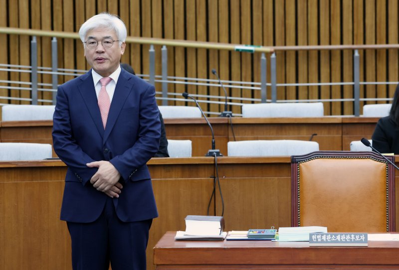 [서울=뉴시스] 조성우 기자 = 23일 오전 서울 여의도 국회에서 열린 헌법재판소 재판관 선출에 관한 인사청문특별위원회의 인사청문회에서 마은혁 후보자가 츌석하고 있다. 2024.12.23. xconfind@newsis.com