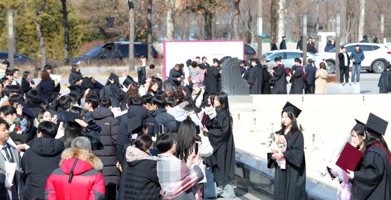 전북대학교 2024학년도 전기 학위수여식이 열린 지난 21일 전북자치도 전주시 전북대 문회루가 기념사진을 찍기 위해 몰린 졸업생과 가족들로 북적이고 있다. 2025.2.21/뉴스1 ⓒ News1 유경석 기자