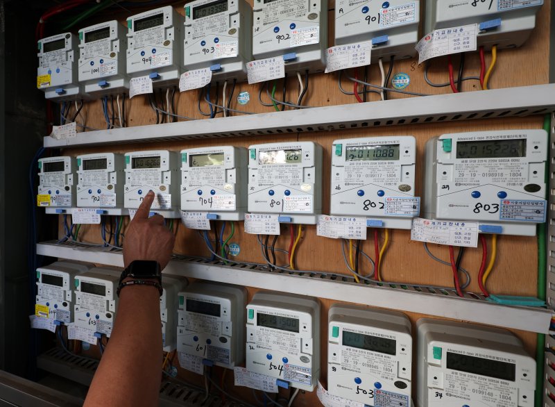 [서울=뉴시스] 이영환 기자 = 24일 오전 서울 시내의 한 오피스텔의 전력량계가 보이고 있다.2024.09.24. 20hwan@newsis.com