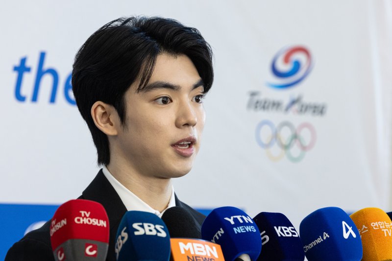 국제올림픽위원회(IOC) 선수위원에 도전하는 피겨 차준환이 26일 오후 서울 송파구 올림픽회관에서 열린 국내 후보 비공개 면접에 참석하기 전 인터뷰하고 있다. 2025.2.26/뉴스1 ⓒ News1 이승배 기자