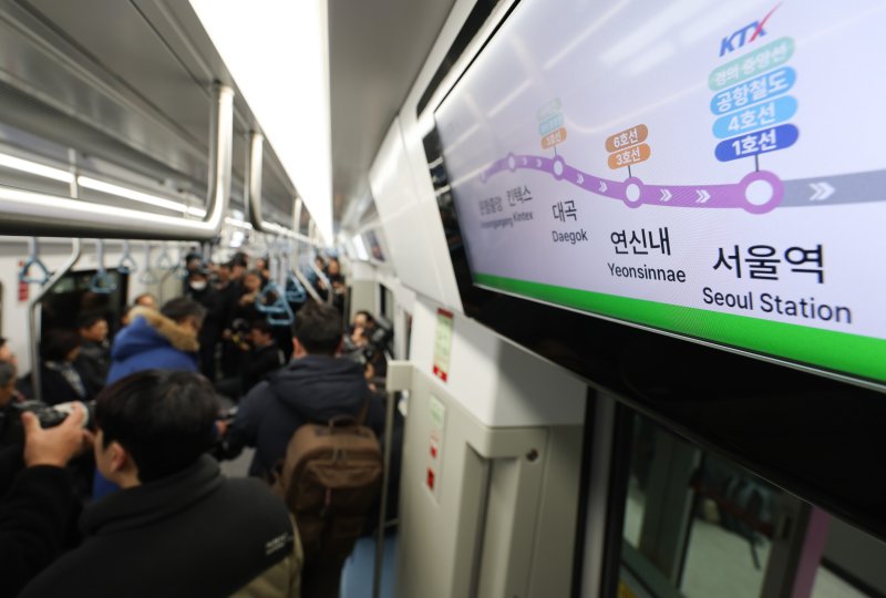 [파주=뉴시스] 황준선 기자 = 27일 오후 경기 파주시 운정중앙역에서 열린 GTX-A 운정중앙-서울역 구간 개통식에서 열차 시승 행사 참석자들이 열차에 탑승해 있다. 2024.12.27. hwang@newsis.com