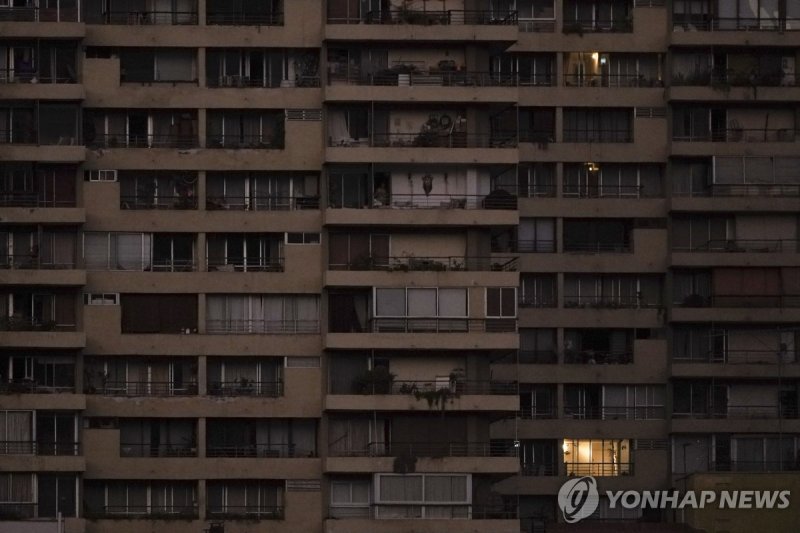26일(현지시간) 정전으로 대부분 불 꺼진 칠레 아파트 (출처=연합뉴스)