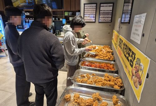 BBQ치킨 부천은하마을점을 이용 중인 손님 (출처=연합뉴스)