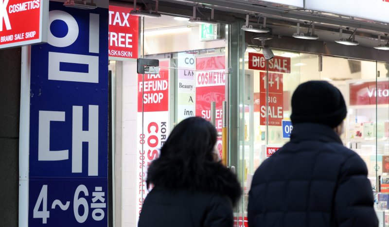 [서울=뉴시스] 김선웅 기자 = 지난 17일 서울 명동거리의 한 건물에 임대 문구가 붙어 있다. (사진은 기사와 직접 관련이 없습니다.) 2025.02.17. mangusta@newsis.com
