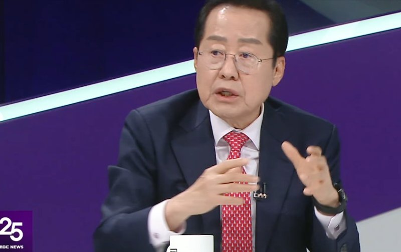 홍준표 대구시장이 26일 밤 MBC 백분토론에서 최악의 상황에도 준비를 하는 것이 정치라며 조기대선 채비를 꾸리고 있다고 밝혔다. (MBC 갈무리) ⓒ 뉴스1