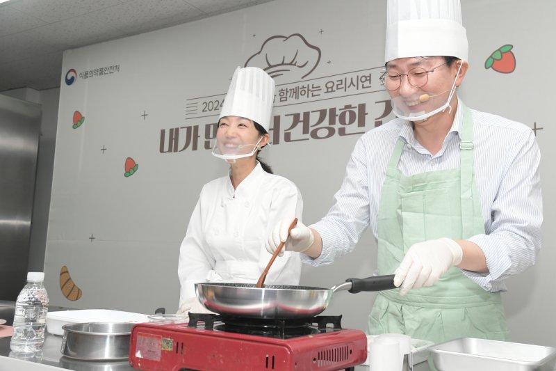 [서울=뉴시스] 지난해 9월 11일 식품의약품안전처는 나트륨·당류를 줄인 건강한 식생활 실천을 위해 서울현대교육재단(서울 영등포구 소재)에서 제13회 나트륨·당류 저감 요리경연대회를 개최했다고 밝혔다. (사진=식약처 제공) 2024.09.11. photo@newsis.com *재판매 및 DB 금지