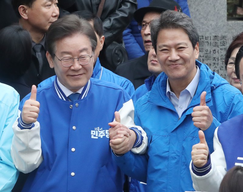 이재명 더불어민주당 대표와 임종석 전 대통령실 비서실장이 공식 선거운동이 시작된 28일 오전 서울 성동구 왕십리역 광장에서 전현희 더불어민주당 서울 중구성동갑 후보와 박성준 서울 중구성동을 후보의 지원유세를 하고 있다. 2024.3.28/뉴스1 ⓒ News1 임세영 기자
