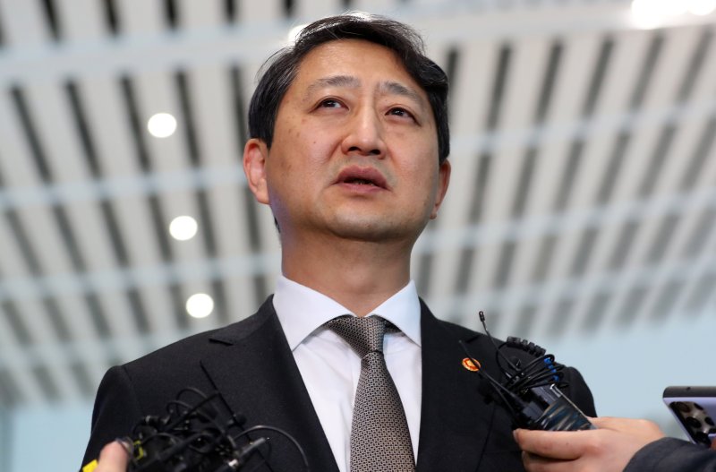 [인천공항=뉴시스] 김혜진 기자 = 안덕근 산업통상자원부 장관이 미국 워싱턴DC를 방문해 미 행정부 관계자, 주요 의원 등과 면담하고 미국의 상호관세에 대한 면제를 요청하기 위해 26일 오전 인천국제공항을 통해 미국 워싱턴 DC로 출국하며 취재진 질문에 답하고 있다. 2025.02.26. jini@newsis.com