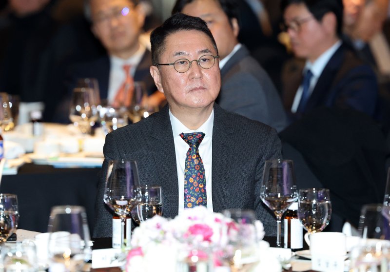 이석우 두나무 대표가 20일 서울 여의도 FKI타워에서 열린 한경협 제64회 정기총회·새 CI 공개 행사에 참석해 류진 회장의 인사말을 경청하고 있다. 2025.2.20/뉴스1 ⓒ News1 박세연 기자