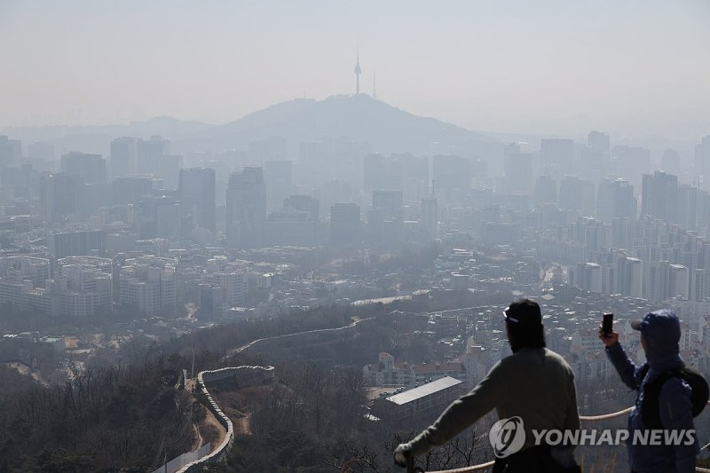 기온 올라가자 미세먼지 가득 (출처=연합뉴스)