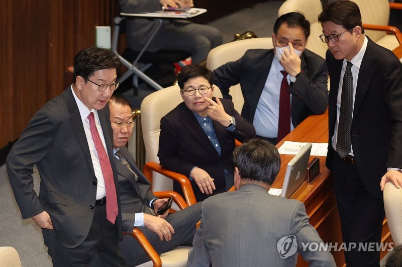 국민의힘 지도부 대화 (출처=연합뉴스)