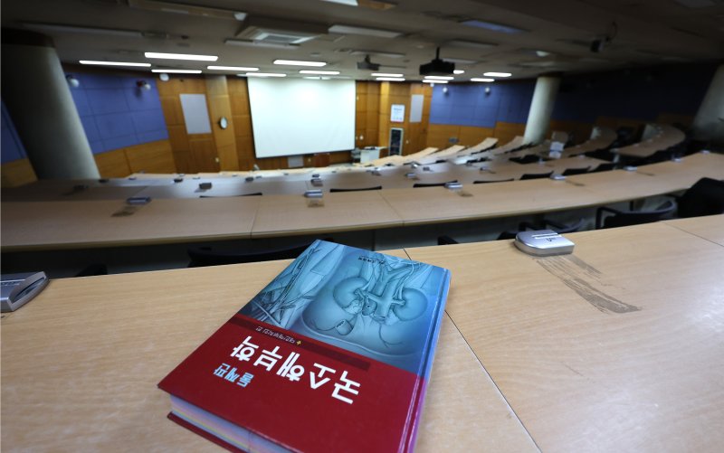 [대구=뉴시스] 이무열 기자 = 대구 한 의과대학 강의실에 의학 서적만 놓여있다. 2025.01.07. lmy@newsis.com