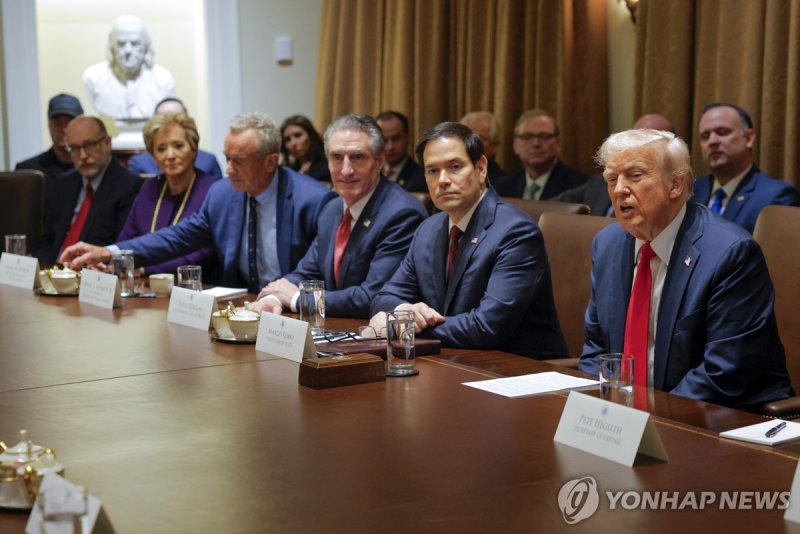 첫 각료회의서 발언하는 트럼프 (출처=연합뉴스)