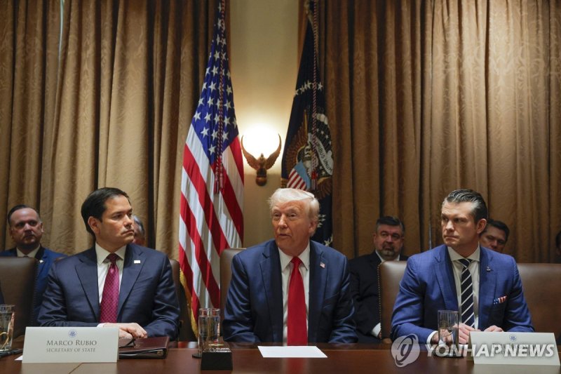 첫 각료회의서 발언하는 트럼프 (출처=연합뉴스)