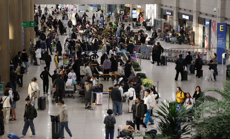 '최장 9일 연휴' 마지막날인 2일 오전 인천국제공항 제1여객터미널 입국장이 귀경객과 여행객으로 북적이고 있다. 인천국제공항공사에 따르면 지난 24일부터 다음 달 2일까지 인천공항을 오갈 여객은 총 214만1000명으로 전망됐다. 일평균 기준 21만4000명이 공항을 이용하는 셈으로 지난해 설 연휴 때의 19만명 대비 12.8% 늘어난 수치다. 2025.2.2/뉴스1 ⓒ News1 김진환 기자