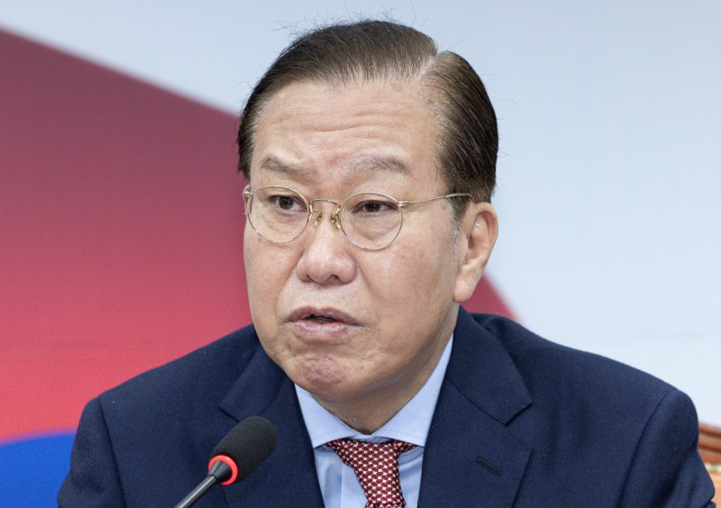 권영세 국민의힘 비상대책위원장이 27일 오전 서울 여의도 국회에서 열린 비상대책위원회의에서 발언을 하고 있다. 뉴스1