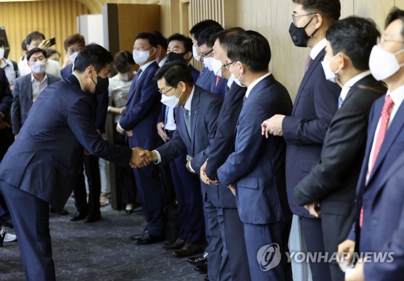 보험사 CEO들과 인사하는 이복현 금융감독원장 (출처=연합뉴스)