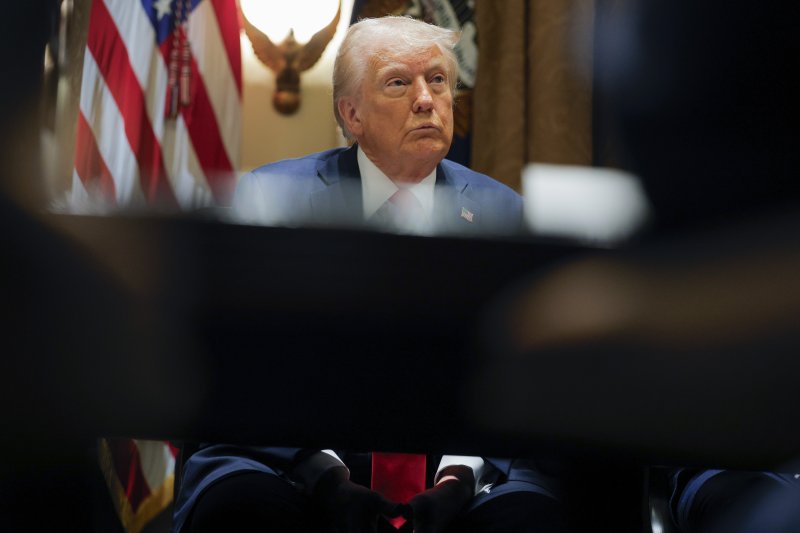 [워싱턴=AP/뉴시스] 도널드 트럼프 미국 대통령이 26일(현지 시간) 미 워싱턴 백악관에서 열린 트럼프 행정부 첫 국무회의에 참석해 있다. 2025.02.27.