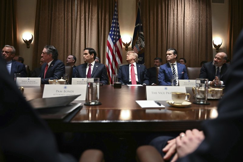 [워싱턴=AP/뉴시스] 도널드 트럼프(가운데) 미국 대통령이 26일(현지 시간) 미 워싱턴 백악관에서 열린 트럼프 행정부 첫 국무회의에 참석해 있다. 2025.02.27.