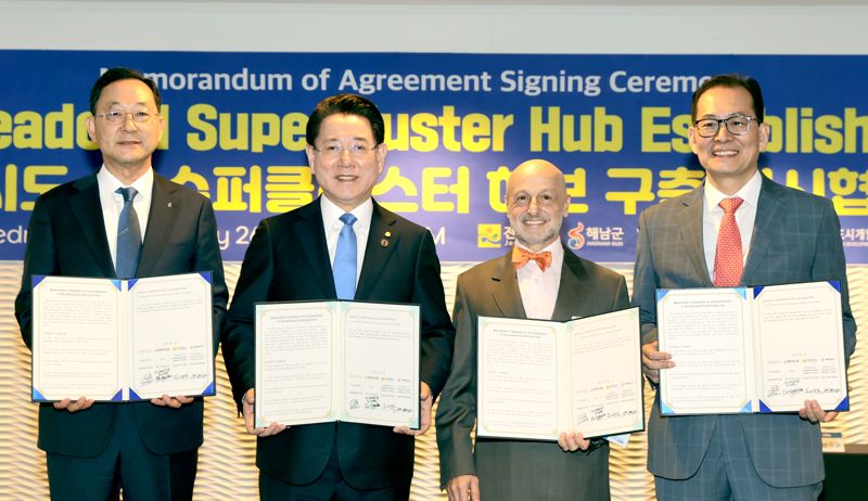 전남도와 해남군은 26일(현지 시간) 미국 샌프란시스코 하얏트 호텔에서 퍼힐스(FIR HILLS), 서남해안기업도시개발㈜과 '솔라시도 AI 슈퍼클러스터 허브 구축을 위한 업무협약'을 체결했다고 27일 밝혔다. 사진은 (왼쪽부터)명현관 해남군수, 김영록 전남도지사, 아민 바드르 엘 딘(Amin Badr-El-Din) 퍼힐스 공동의장, 고형권 BS(보성)산업 부회장이 협약식 후 기념촬영을 하고 있는 모습. 전남도·해남군 제공