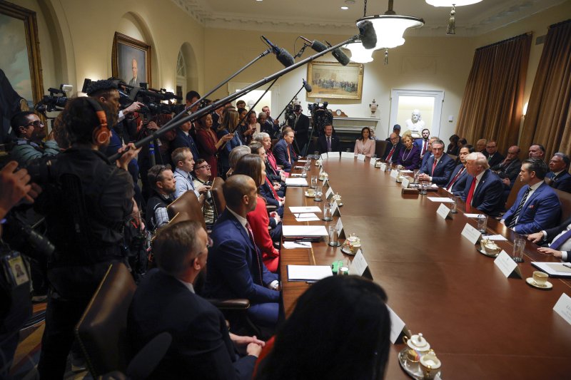 [워싱턴=AP/뉴시스] 도널드 트럼프 미국 대통령이 26일(현지 시간) 미 워싱턴 백악관에서 열린 트럼프 행정부 첫 국무회의에서 발언하고 있다. 2025.02.27.