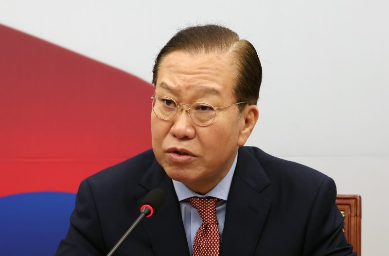 [서울=뉴시스] 고승민 기자 = 권영세 국민의힘 비상대책위원장이 27일 서울 여의도 국회에서 열린 비상대책위원회의에서 발언하고 있다. 2025.02.27. kkssmm99@newsis.com