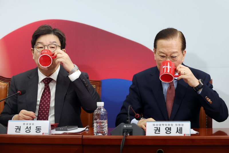 [서울=뉴시스] 고승민 기자 = 권영세 국민의힘 비상대책위원장와 권성동 원내대표가 27일 서울 여의도 국회에서 열린 비상대책위원회의에서 빨간색 컵을 이용해 물을 마시고 있다. 2025.02.27. kkssmm99@newsis.com