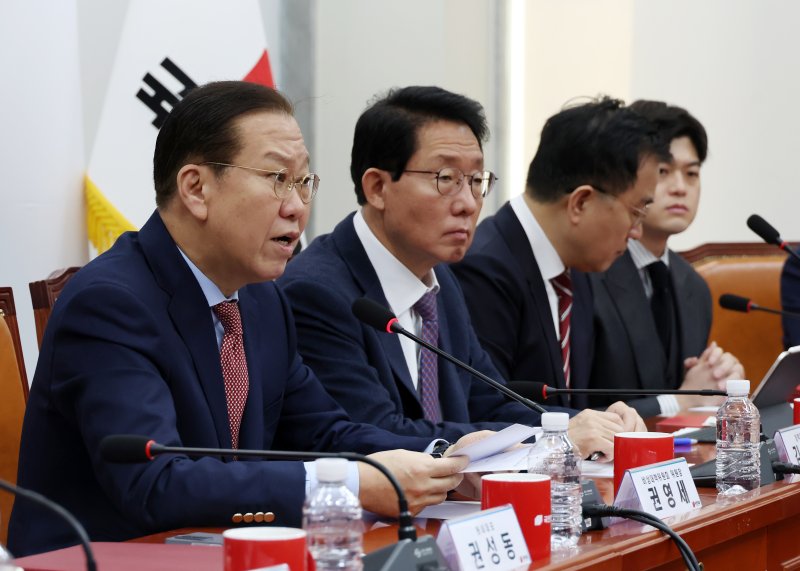 [서울=뉴시스] 고승민 기자 = 권영세 국민의힘 비상대책위원장이 27일 서울 여의도 국회에서 열린 비상대책위원회의에서 발언하고 있다. 2025.02.27. kkssmm99@newsis.com