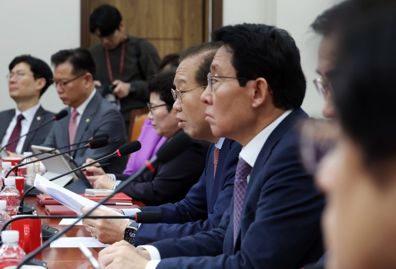 [서울=뉴시스] 고승민 기자 = 권영세 국민의힘 비상대책위원장이 27일 서울 여의도 국회에서 열린 비상대책위원회의에서 발언하고 있다. 2025.02.27. kkssmm99@newsis.com