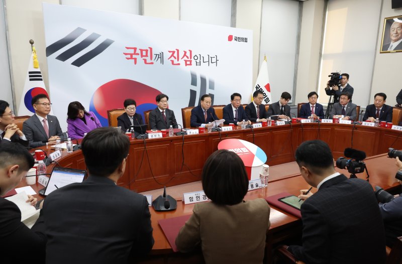 [서울=뉴시스] 고승민 기자 = 권영세 국민의힘 비상대책위원장이 27일 서울 여의도 국회에서 열린 비상대책위원회의에서 발언하고 있다. 2025.02.27. kkssmm99@newsis.com
