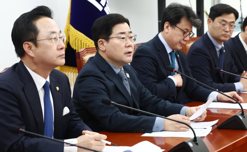박찬대 더불어민주당 원내대표가 27일 오전 서울 여의도 국회에서 열린 정책조정회의에서 모두 발언을 하고 있다. 2025.2.27/뉴스1 ⓒ News1 김민지 기자