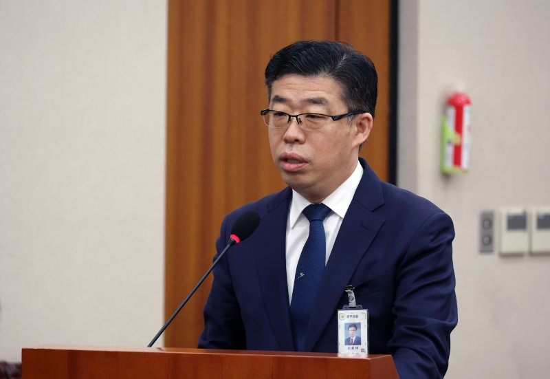 [서울=뉴시스] 고승민 기자 = 신용해 법무부 교정본부장이 지난달 20일 서울 여의도 국회에서 열린 제421회 국회(임시회) 법제사법위원회 제2차 전체회의, 서울서부지방법원 소요사태 관련 긴급현안질의에서 정청래 법사위원장 질의에 답하고 있다. 2025.01.20. kkssmm99@newsis.com