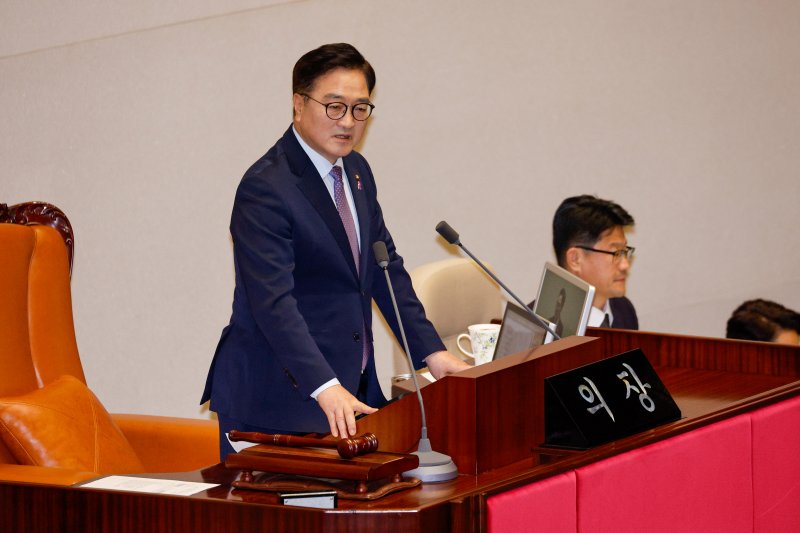 우원식 국회의장이 13일 오후 서울 여의도 국회에서 열린 제422회국회(임시회) 제5차 본회의에서 박지원 더불어민주당 의원의 경제 분야 대정부 질문 중 여야 의원들을 향해 조용히 경청할 것을 권하고 있다. 2025.2.13/뉴스1 ⓒ News1 안은나 기자