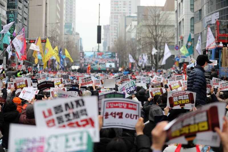15일 오후 광주 동구 금남로 일대에서 열린 열린 대통령 탄핵 찬성 집회에서 참가자들이 구호를 외치고 있다. 2025.2.15/뉴스1 ⓒ News1 박지현 기자