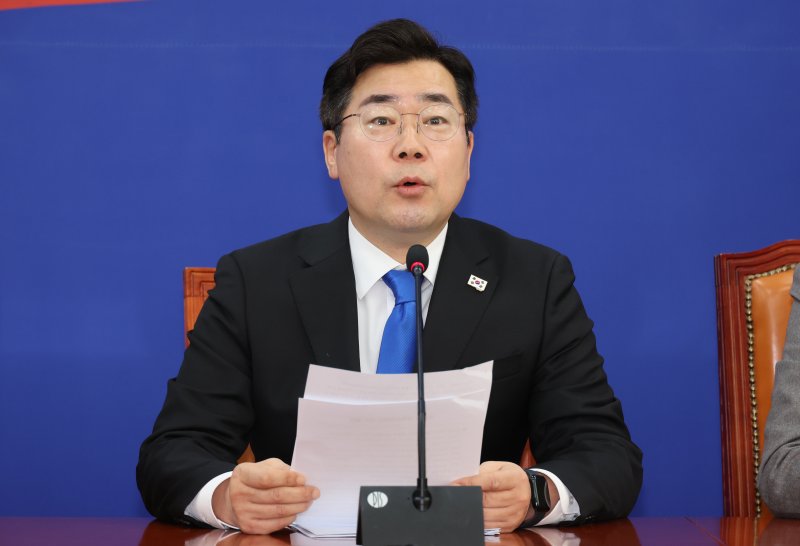 [서울=뉴시스] 조성우 기자 = 박찬대 더불어민주당 원내대표가 20일 오전 서울 여의도 국회에서 열린 정책조정회의에서 발언하고 있다. 2025.02.20. xconfind@newsis.com