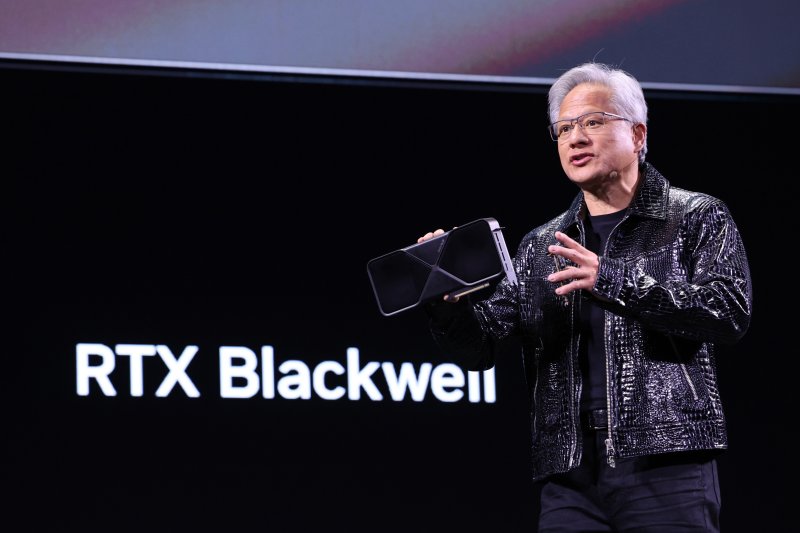 젠슨 황 엔비디아 최고경영자(CEO)가 세계 최대 IT(정보기술)·가전 전시회 'CES 2025' 개막을 하루 앞둔 6일(현지시간) 미국 네바다주 라스베이거스 만달레이베이 컨벤션센터에서 가진 기조연설에서 최신 인공지능(AI) 가속기 '블랙웰(Blackwell)'을 탑재한 지포스 RTX 50 시리즈 그래픽 카드를 공개하고 있다. 2025.1.6/뉴스1 ⓒ News1 신웅수 기자