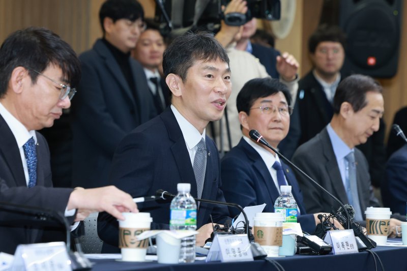 이복현 금융감독원장이 27일 서울 종로구 생명보험교육문화센터에서 열린 보험회사 최고경영자(CEO) 간담회에 참석해 발언하고 있다. 사진=연합뉴스