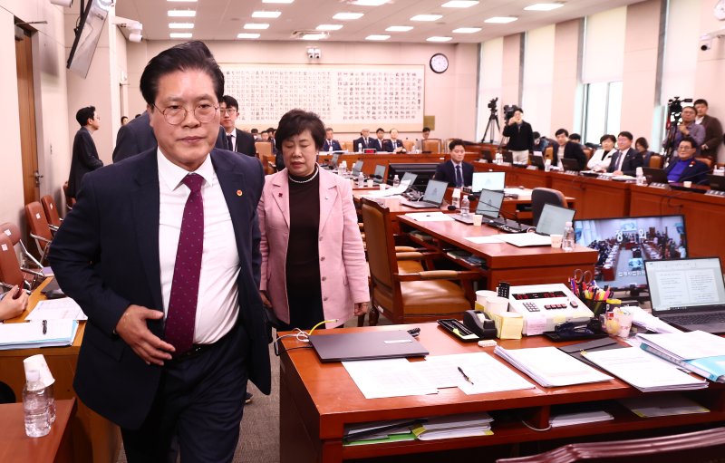 26일 오후 서울 여의도 국회에서 열린 법제사법위원회 전체회의에서 여당 의원들이 상법 개정안을 두고 언쟁을 벌이다 퇴장하고 있다. 2025.2.26/뉴스1 ⓒ News1 김민지 기자