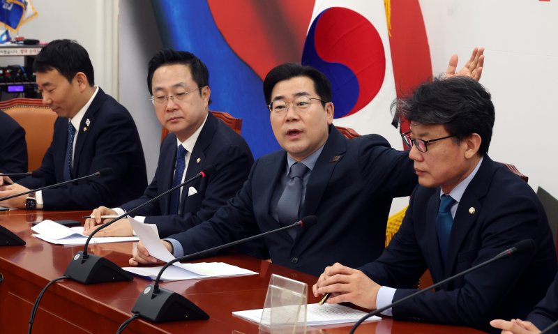 [서울=뉴시스] 조성봉 기자= 박찬대 더불어민주당 원내대표가 27일 오전 서울 여의도 국회에서 열린 정책조정회의에서 발언을 하고 있다. 2025.02.27. suncho21@newsis.com