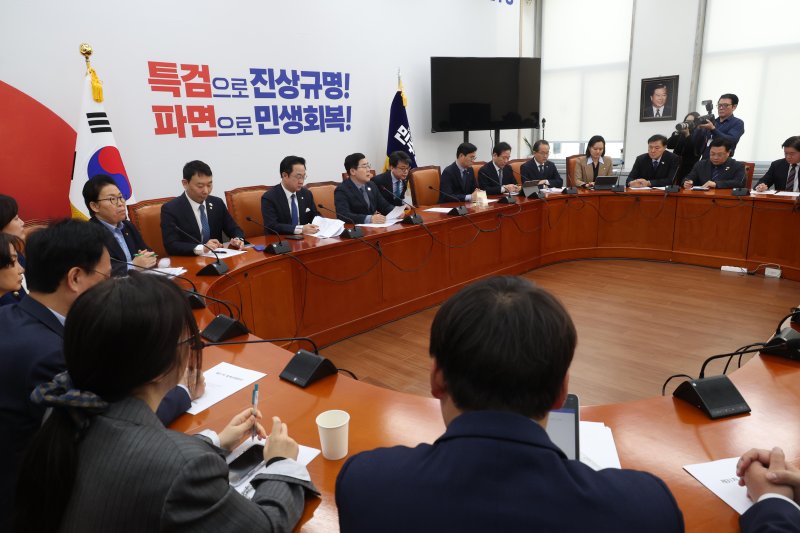 [서울=뉴시스] 조성봉 기자= 박찬대 더불어민주당 원내대표가 27일 오전 서울 여의도 국회에서 열린 정책조정회의에서 발언을 하고 있다. 2025.02.27. suncho21@newsis.com