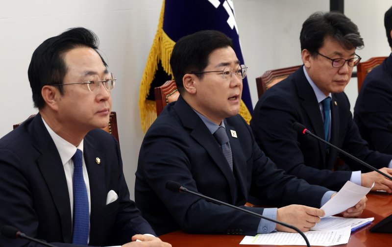 [서울=뉴시스] 조성봉 기자= 박찬대 더불어민주당 원내대표가 27일 오전 서울 여의도 국회에서 열린 정책조정회의에서 발언을 하고 있다. 2025.02.27. suncho21@newsis.com