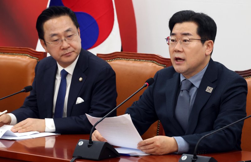 [서울=뉴시스] 조성봉 기자= 박찬대 더불어민주당 원내대표가 27일 오전 서울 여의도 국회에서 열린 정책조정회의에서 발언을 하고 있다. 2025.02.27. suncho21@newsis.com