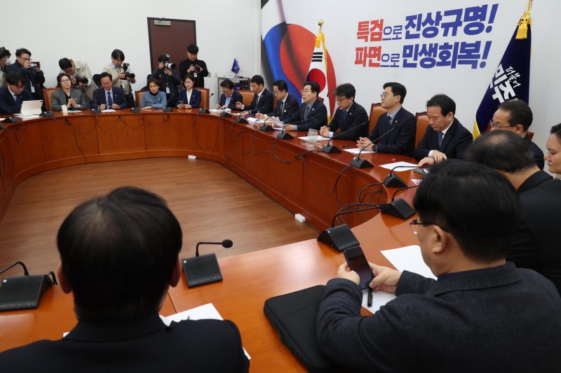 [서울=뉴시스] 조성봉 기자= 박찬대 더불어민주당 원내대표가 27일 오전 서울 여의도 국회에서 열린 정책조정회의에서 발언을 하고 있다. 2025.02.27. suncho21@newsis.com